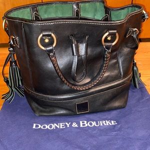 Dooney & Bourke Florentine Buckley🖤